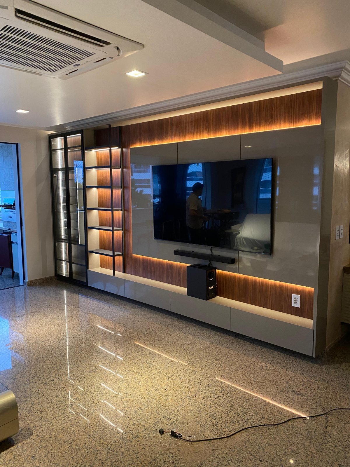 Painel de TV planejado com iluminação LED e cristaleira em Fortaleza